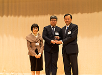 Prof. Benjamin Wah (first from right), Chairman of RGC presents a souvenir to Mr. Wang Wenze (middle), Deputy Director of Hong Kong, Macau and Taiwan Office of NSFC,  accompanied by Prof. Fanny Cheung, Pro-Vice-Chancellor of CUHK